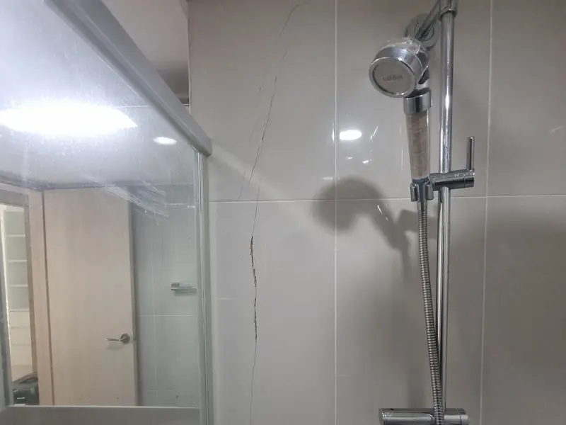 타일 손상 부위 근접 촬영 예시