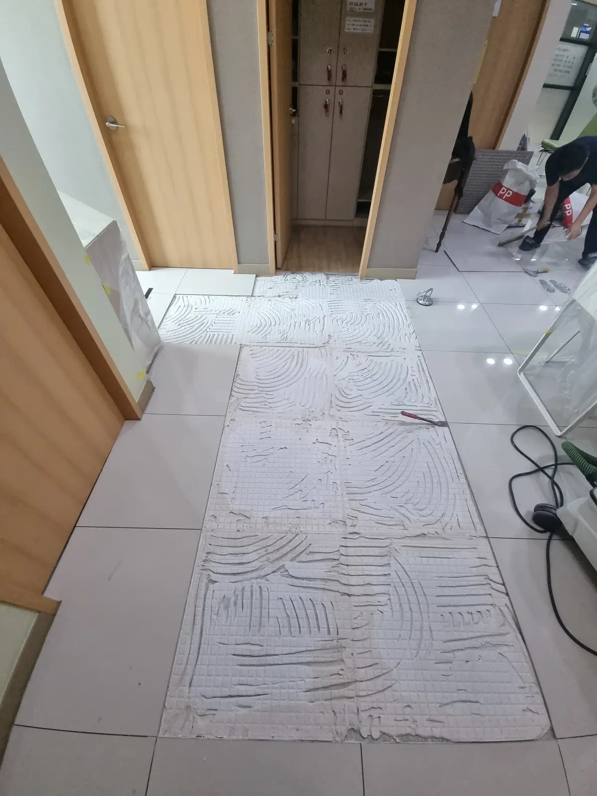 상업공간 바닥 타일 시공 시공 전