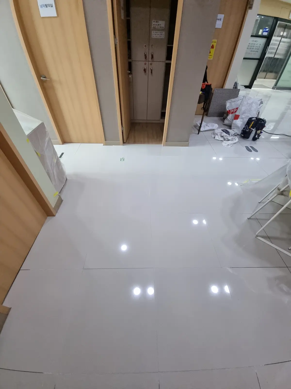 상업공간 바닥 타일 시공